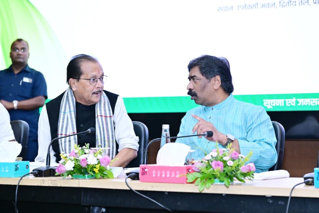 Jharkhand News : मुख्यमंत्री हेमन्त सोरेन ने नव नियुक्त शिक्षकों को सौंपा नियुक्ति-पत्र 2