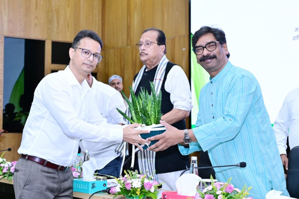 Jharkhand News : मुख्यमंत्री हेमन्त सोरेन ने नव नियुक्त शिक्षकों को सौंपा नियुक्ति-पत्र 1