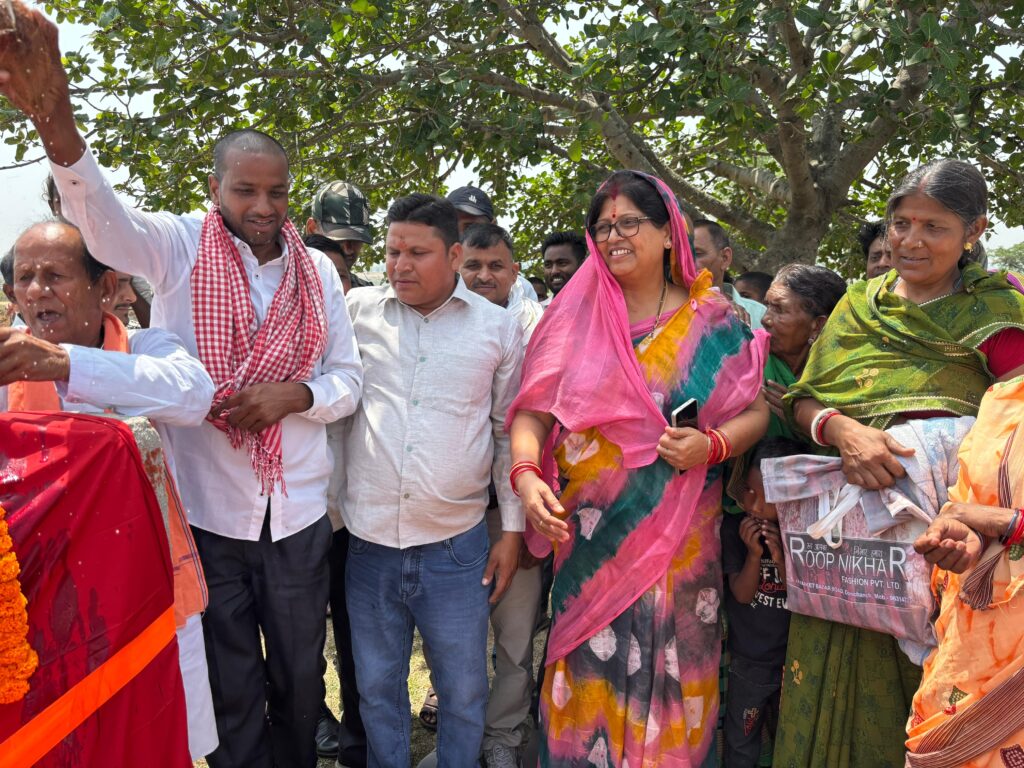 Koderma News : विधायक डॉ. नीरा यादव ने धोधी आहर जीर्णोद्धार कार्य का किया शिलान्यास, किसानों में खुशी की लहर 2 Koderma News : विधायक डॉ. नीरा यादव ने धोधी आहर जीर्णोद्धार कार्य का किया शिलान्यास, किसानों में खुशी की लहर 2