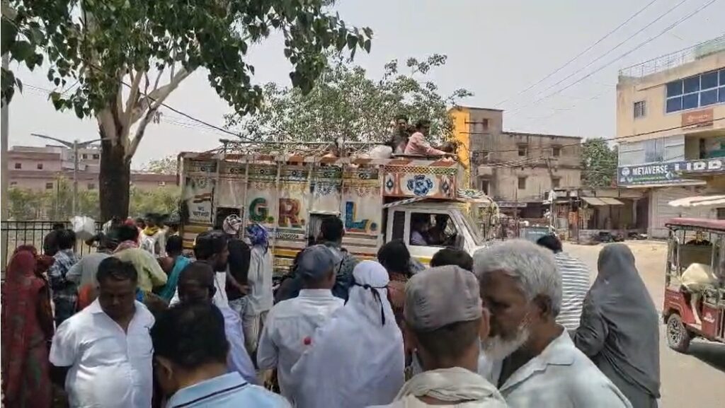 Koderma News : कोडरमा का बकरा बाजार बना आकर्षण का केंद्र, ‘शाहरुख’ और ‘सलमान’ की कीमत सुनकर चौंक जाएंगे आप 2 Koderma News : कोडरमा का बकरा बाजार बना आकर्षण का केंद्र, ‘शाहरुख’ और ‘सलमान’ की कीमत सुनकर चौंक जाएंगे आप 2