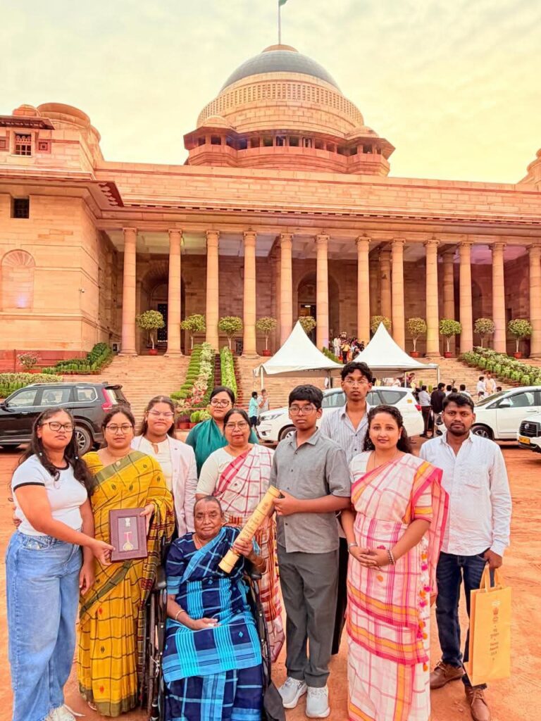 Shibu Soren: दिशोम गुरु शिबू सोरेन को मरणोपरांत पद्म भूषण, पत्नी रूपी सोरेन ने ग्रहण किया सम्मान 1 Shibu Soren: दिशोम गुरु शिबू सोरेन को मरणोपरांत पद्म भूषण, पत्नी रूपी सोरेन ने ग्रहण किया सम्मान 1
