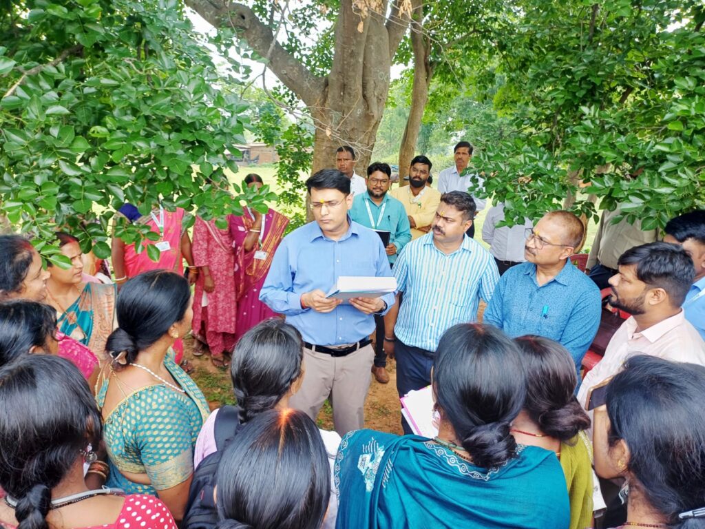 JSLPS Honey Migration Center Inspection: अनन्य मित्तल ने किया हनी माइग्रेशन सेंटर का निरीक्षण, ग्रामीण महिलाओं के शहद व्यवसाय विस्तार पर दिया जोर 2