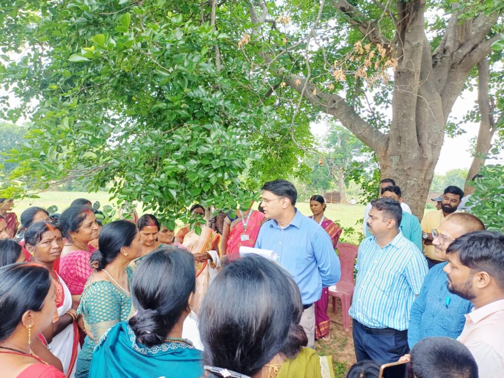 JSLPS Honey Migration Center Inspection: अनन्य मित्तल ने किया हनी माइग्रेशन सेंटर का निरीक्षण, ग्रामीण महिलाओं के शहद व्यवसाय विस्तार पर दिया जोर 3