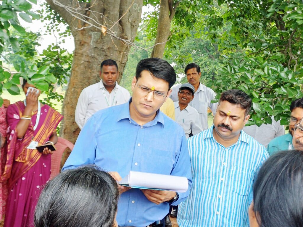 JSLPS Honey Migration Center Inspection: अनन्य मित्तल ने किया हनी माइग्रेशन सेंटर का निरीक्षण, ग्रामीण महिलाओं के शहद व्यवसाय विस्तार पर दिया जोर 1