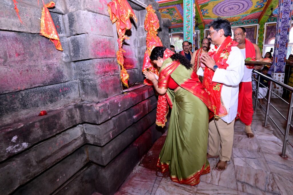 Hemant Soren Deori Temple : मुख्यमंत्री हेमन्त सोरेन ने पत्नी कल्पना सोरेन संग माँ दिउड़ी मंदिर में की पूजा, झारखंडवासियों की सुख-समृद्धि की कामना 1