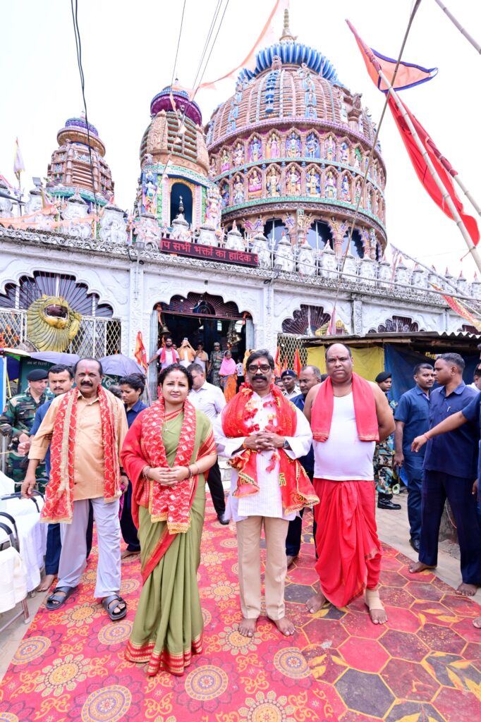 Hemant Soren Deori Temple : मुख्यमंत्री हेमन्त सोरेन ने पत्नी कल्पना सोरेन संग माँ दिउड़ी मंदिर में की पूजा, झारखंडवासियों की सुख-समृद्धि की कामना 2