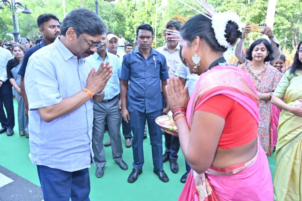 Jharkhand News : नशा मुक्त झारखंड अभियान की शुरुआत: मुख्यमंत्री हेमन्त सोरेन ने जागरूकता रथों को दिखाई हरी झंडी 2