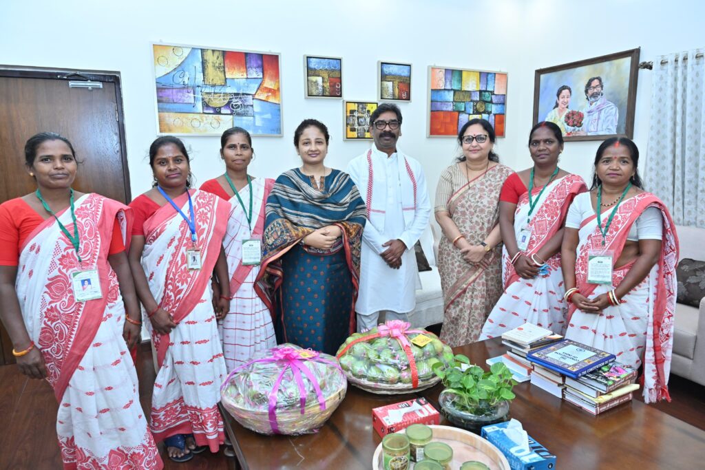 Jharkhand News : मुख्यमंत्री हेमन्त सोरेन के विज़न से बदला ग्रामीण झारखण्ड का परिदृश्य, ‘पलाश’ ब्रांड के जरिए महिलाओं की मेहनत को मिला वैश्विक मंच 1