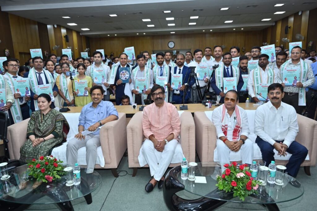 Ranchi News : हेमन्त सोरेन ने 262 नव-चयनित अभ्यर्थियों को सौंपे नियुक्ति पत्र, स्वास्थ्य सेवाओं को मजबूत करने पर सरकार का फोकस 1 Ranchi News : हेमन्त सोरेन ने 262 नव-चयनित अभ्यर्थियों को सौंपे नियुक्ति पत्र, स्वास्थ्य सेवाओं को मजबूत करने पर सरकार का फोकस 1