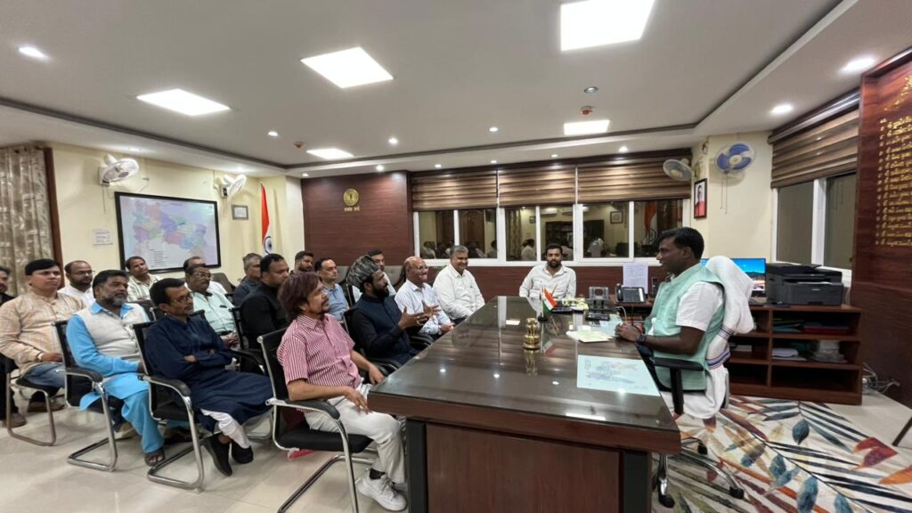 Ranchi Muharram 2026 : शिया समुदाय ने उपायुक्त मंजुनाथ भजन्त्री को मुख्य जुलूस में शामिल होने का दिया निमंत्रण 1 Ranchi Muharram 2026 : शिया समुदाय ने उपायुक्त मंजुनाथ भजन्त्री को मुख्य जुलूस में शामिल होने का दिया निमंत्रण 1
