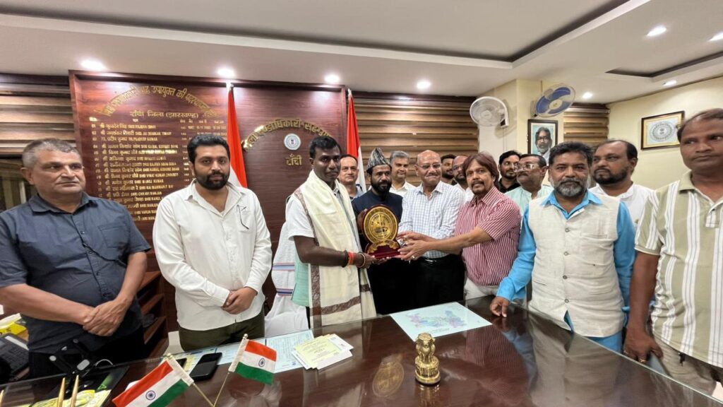 Ranchi Muharram 2026 : शिया समुदाय ने उपायुक्त मंजुनाथ भजन्त्री को मुख्य जुलूस में शामिल होने का दिया निमंत्रण 2 Ranchi Muharram 2026 : शिया समुदाय ने उपायुक्त मंजुनाथ भजन्त्री को मुख्य जुलूस में शामिल होने का दिया निमंत्रण 2
