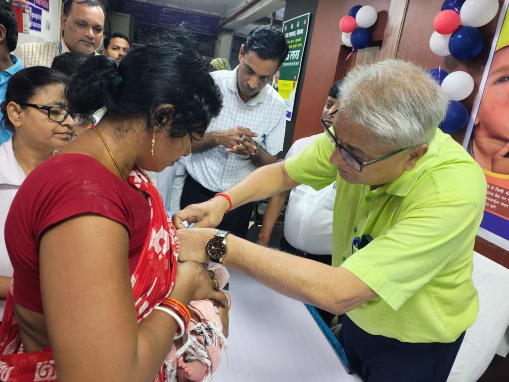 Pulse Polio Campaign : उपायुक्त उत्कर्ष गुप्ता ने नवजात बच्चों को दवा पिलाकर किया शुभारंभ, 28 से 30 जून तक चलेगा पल्स पोलियो अभियान 1