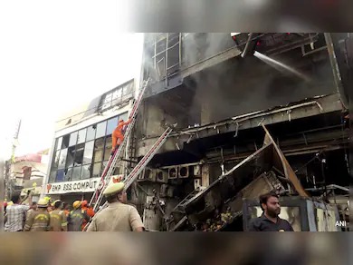 Lucknow Fire Tragedy : दर्द, चीखें और बिछड़ते रिश्ते, भीषण आग में उजड़ गए कई परिवारों के सपने 1 Lucknow Fire Tragedy : दर्द, चीखें और बिछड़ते रिश्ते, भीषण आग में उजड़ गए कई परिवारों के सपने 1