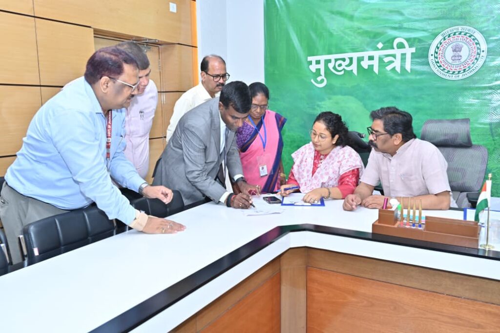 SIR Campaign : मुख्यमंत्री हेमन्त सोरेन ने स्वयं भरा एसआईआर प्रपत्र, झारखंड के मतदाताओं से समय पर सत्यापन कराने की अपील 2 SIR Campaign : मुख्यमंत्री हेमन्त सोरेन ने स्वयं भरा एसआईआर प्रपत्र, झारखंड के मतदाताओं से समय पर सत्यापन कराने की अपील 2