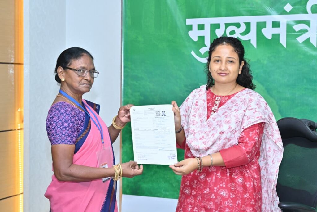 SIR Campaign : मुख्यमंत्री हेमन्त सोरेन ने स्वयं भरा एसआईआर प्रपत्र, झारखंड के मतदाताओं से समय पर सत्यापन कराने की अपील 1 SIR Campaign : मुख्यमंत्री हेमन्त सोरेन ने स्वयं भरा एसआईआर प्रपत्र, झारखंड के मतदाताओं से समय पर सत्यापन कराने की अपील 1