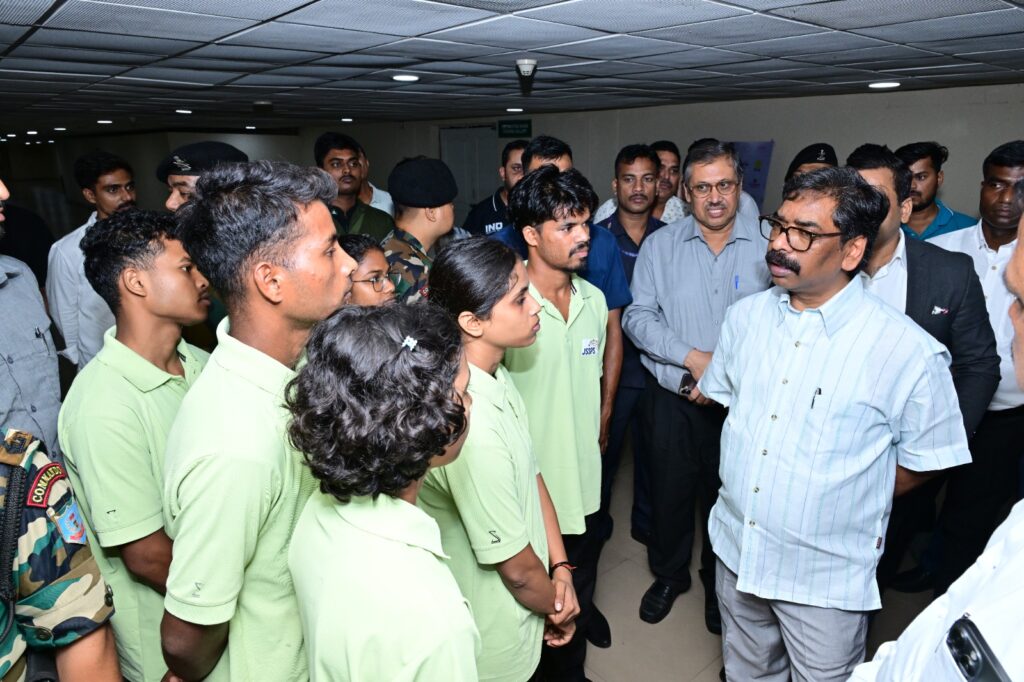 Ranchi News : CM Hemant Soren ने खेलगांव स्थित टिकैत उमराव सिंह शूटिंग रेंज का किया औचक निरीक्षण 4 Ranchi News : CM Hemant Soren ने खेलगांव स्थित टिकैत उमराव सिंह शूटिंग रेंज का किया औचक निरीक्षण 4