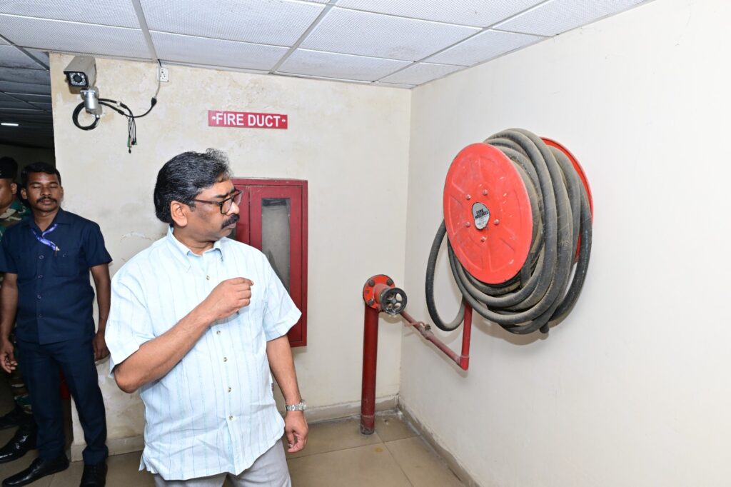 Ranchi News : CM Hemant Soren ने खेलगांव स्थित टिकैत उमराव सिंह शूटिंग रेंज का किया औचक निरीक्षण 3 Ranchi News : CM Hemant Soren ने खेलगांव स्थित टिकैत उमराव सिंह शूटिंग रेंज का किया औचक निरीक्षण 3