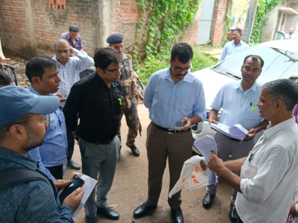 Special Intensive Review Campaign : विशेष गहन पुनरीक्षण के दौरान सुदूरवर्ती बूथों का निरीक्षण करने पहुंचे उपायुक्त उत्कर्ष गुप्ता, त्रुटिरहित मतदाता सूची तैयार करने के दिए निर्देश 2