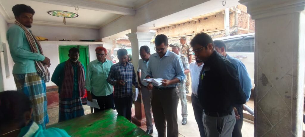 Special Intensive Review Campaign : विशेष गहन पुनरीक्षण के दौरान सुदूरवर्ती बूथों का निरीक्षण करने पहुंचे उपायुक्त उत्कर्ष गुप्ता, त्रुटिरहित मतदाता सूची तैयार करने के दिए निर्देश 1
