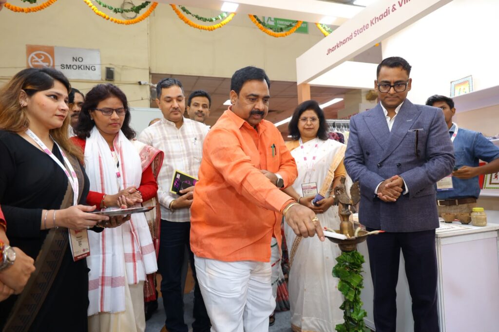 Jharkhand News : झारखंड पैवेलियन का उद्घाटन, तसर सिल्क से लेकर भगैया साड़ी तक छह GI टैग उत्पादों का प्रदर्शन, हस्तकरघा उत्पादों ने वैश्विक मंच पर बिखेरा जलवा 1 Jharkhand News : झारखंड पैवेलियन का उद्घाटन, तसर सिल्क से लेकर भगैया साड़ी तक छह GI टैग उत्पादों का प्रदर्शन, हस्तकरघा उत्पादों ने वैश्विक मंच पर बिखेरा जलवा 1