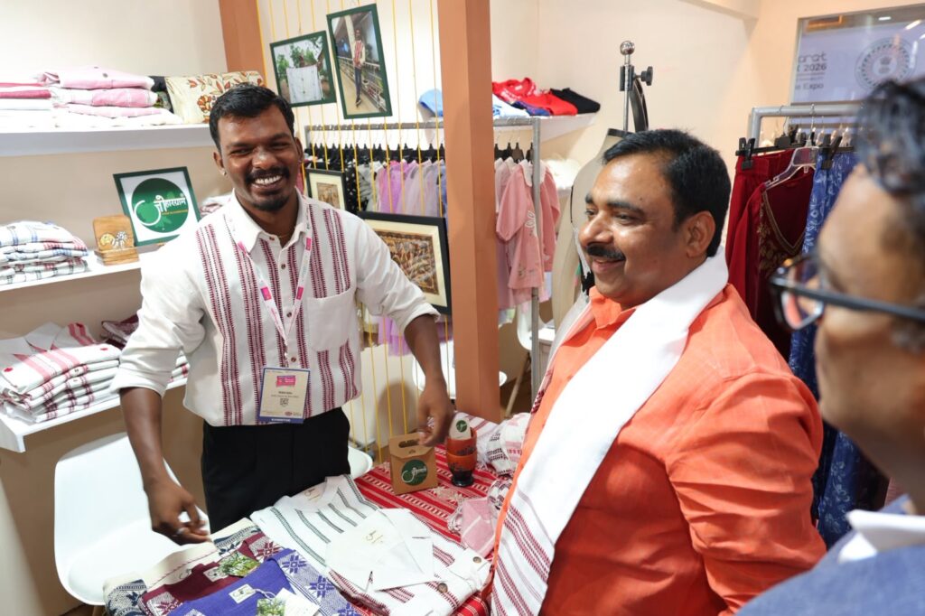 Jharkhand News : झारखंड पैवेलियन का उद्घाटन, तसर सिल्क से लेकर भगैया साड़ी तक छह GI टैग उत्पादों का प्रदर्शन, हस्तकरघा उत्पादों ने वैश्विक मंच पर बिखेरा जलवा 3 Jharkhand News : झारखंड पैवेलियन का उद्घाटन, तसर सिल्क से लेकर भगैया साड़ी तक छह GI टैग उत्पादों का प्रदर्शन, हस्तकरघा उत्पादों ने वैश्विक मंच पर बिखेरा जलवा 3