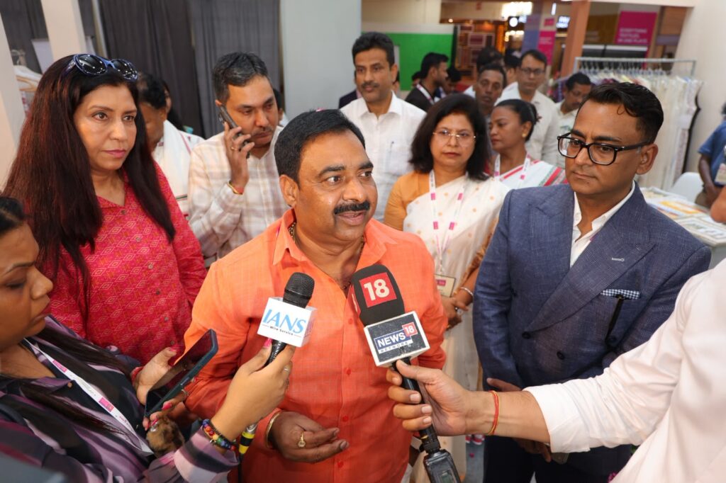 Jharkhand News : झारखंड पैवेलियन का उद्घाटन, तसर सिल्क से लेकर भगैया साड़ी तक छह GI टैग उत्पादों का प्रदर्शन, हस्तकरघा उत्पादों ने वैश्विक मंच पर बिखेरा जलवा 2 Jharkhand News : झारखंड पैवेलियन का उद्घाटन, तसर सिल्क से लेकर भगैया साड़ी तक छह GI टैग उत्पादों का प्रदर्शन, हस्तकरघा उत्पादों ने वैश्विक मंच पर बिखेरा जलवा 2
