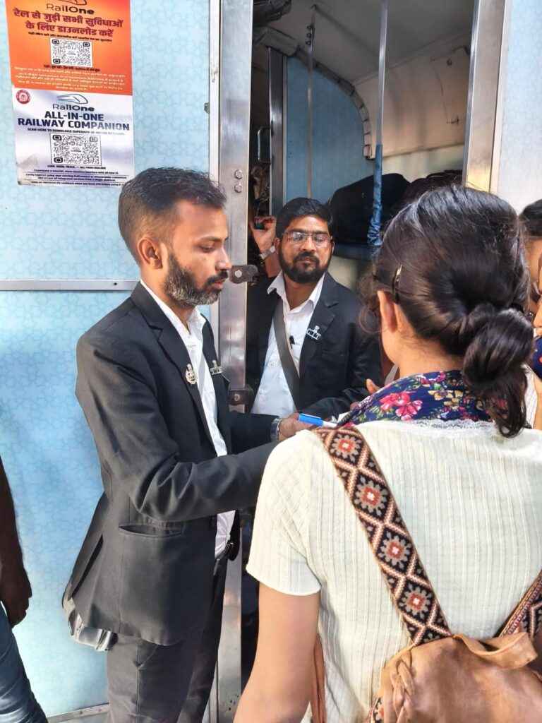 Dhanbad News : धनबाद मंडल में मेगा टिकट चेकिंग अभियान, 861 यात्री पकड़े गए, ₹8.71 लाख से अधिक जुर्माना वसूला 1 Dhanbad News : धनबाद मंडल में मेगा टिकट चेकिंग अभियान, 861 यात्री पकड़े गए, ₹8.71 लाख से अधिक जुर्माना वसूला 1