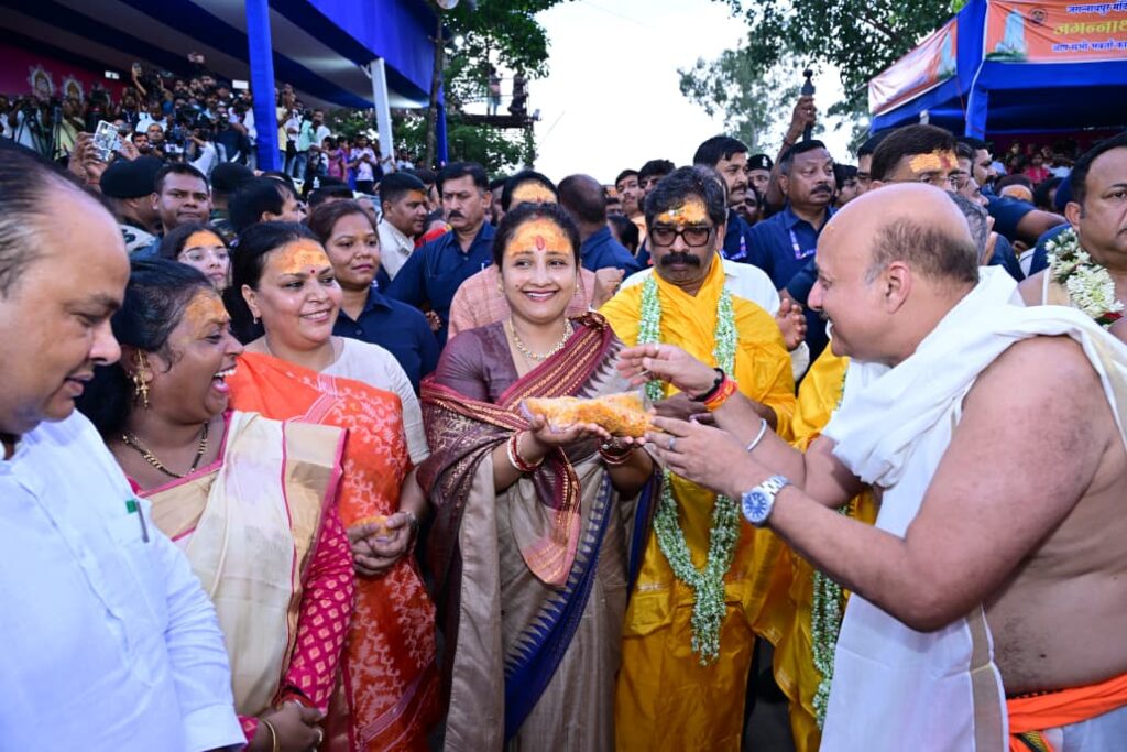 Rath Yatra : ऐतिहासिक जगन्नाथपुर रथयात्रा महोत्सव में मुख्यमंत्री हेमन्त सोरेन और राज्यपाल संतोष कुमार गंगवार हुए शामिल, खींची रथ की रस्सी 2 Rath Yatra : ऐतिहासिक जगन्नाथपुर रथयात्रा महोत्सव में मुख्यमंत्री हेमन्त सोरेन और राज्यपाल संतोष कुमार गंगवार हुए शामिल, खींची रथ की रस्सी 2