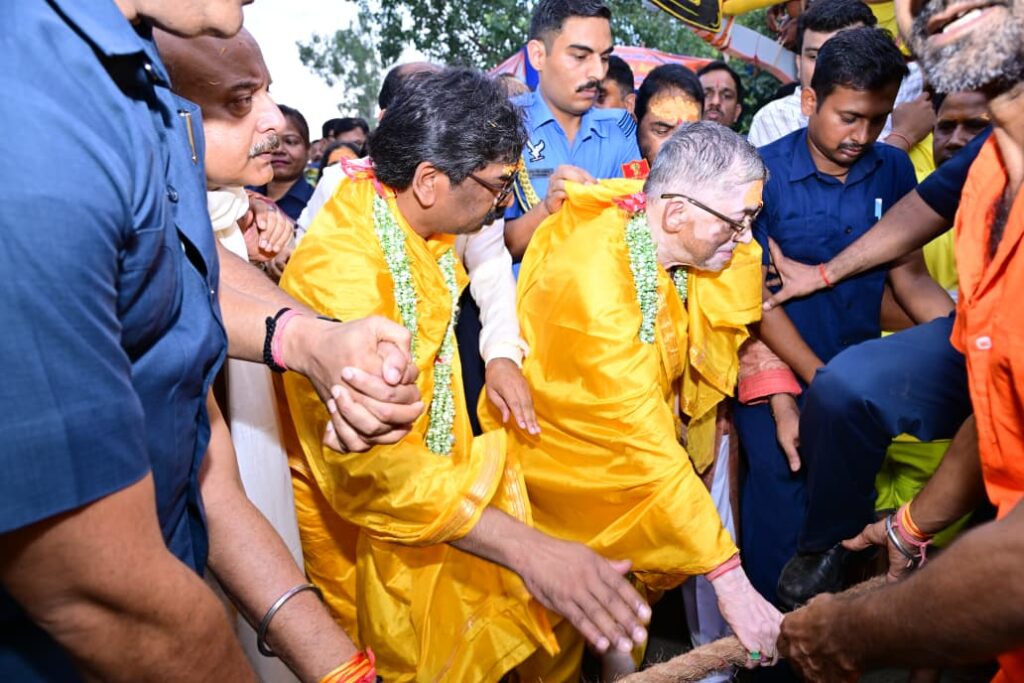 Rath Yatra : ऐतिहासिक जगन्नाथपुर रथयात्रा महोत्सव में मुख्यमंत्री हेमन्त सोरेन और राज्यपाल संतोष कुमार गंगवार हुए शामिल, खींची रथ की रस्सी 1 Rath Yatra : ऐतिहासिक जगन्नाथपुर रथयात्रा महोत्सव में मुख्यमंत्री हेमन्त सोरेन और राज्यपाल संतोष कुमार गंगवार हुए शामिल, खींची रथ की रस्सी 1