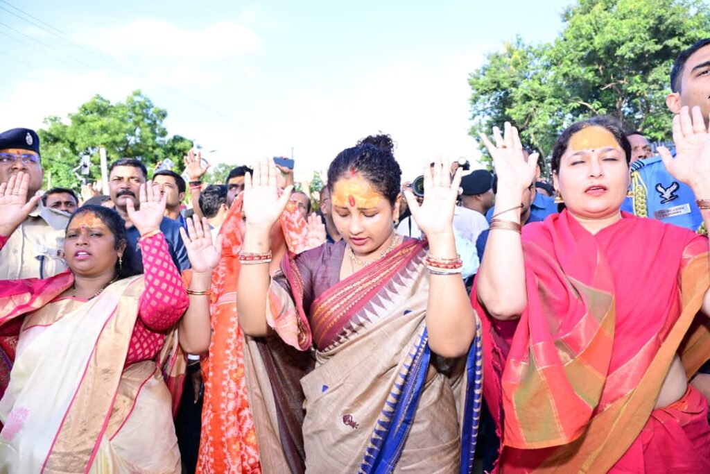 Rath Yatra : ऐतिहासिक जगन्नाथपुर रथयात्रा महोत्सव में मुख्यमंत्री हेमन्त सोरेन और राज्यपाल संतोष कुमार गंगवार हुए शामिल, खींची रथ की रस्सी 4 Rath Yatra : ऐतिहासिक जगन्नाथपुर रथयात्रा महोत्सव में मुख्यमंत्री हेमन्त सोरेन और राज्यपाल संतोष कुमार गंगवार हुए शामिल, खींची रथ की रस्सी 4