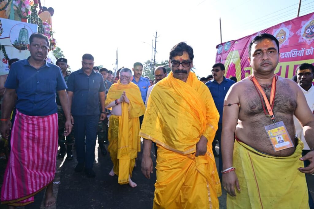 Rath Yatra : ऐतिहासिक जगन्नाथपुर रथयात्रा महोत्सव में मुख्यमंत्री हेमन्त सोरेन और राज्यपाल संतोष कुमार गंगवार हुए शामिल, खींची रथ की रस्सी 5 Rath Yatra : ऐतिहासिक जगन्नाथपुर रथयात्रा महोत्सव में मुख्यमंत्री हेमन्त सोरेन और राज्यपाल संतोष कुमार गंगवार हुए शामिल, खींची रथ की रस्सी 5