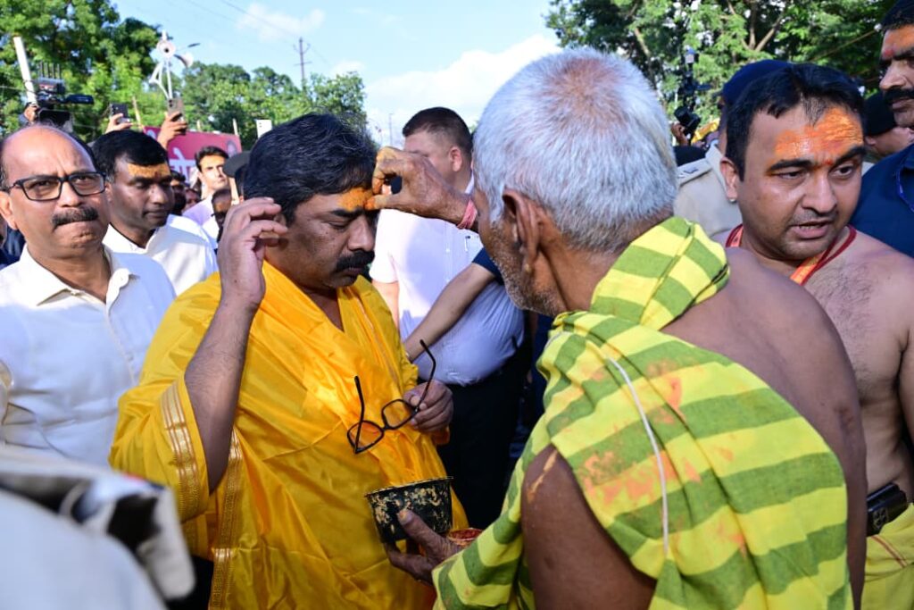 Rath Yatra : ऐतिहासिक जगन्नाथपुर रथयात्रा महोत्सव में मुख्यमंत्री हेमन्त सोरेन और राज्यपाल संतोष कुमार गंगवार हुए शामिल, खींची रथ की रस्सी 6 Rath Yatra : ऐतिहासिक जगन्नाथपुर रथयात्रा महोत्सव में मुख्यमंत्री हेमन्त सोरेन और राज्यपाल संतोष कुमार गंगवार हुए शामिल, खींची रथ की रस्सी 6