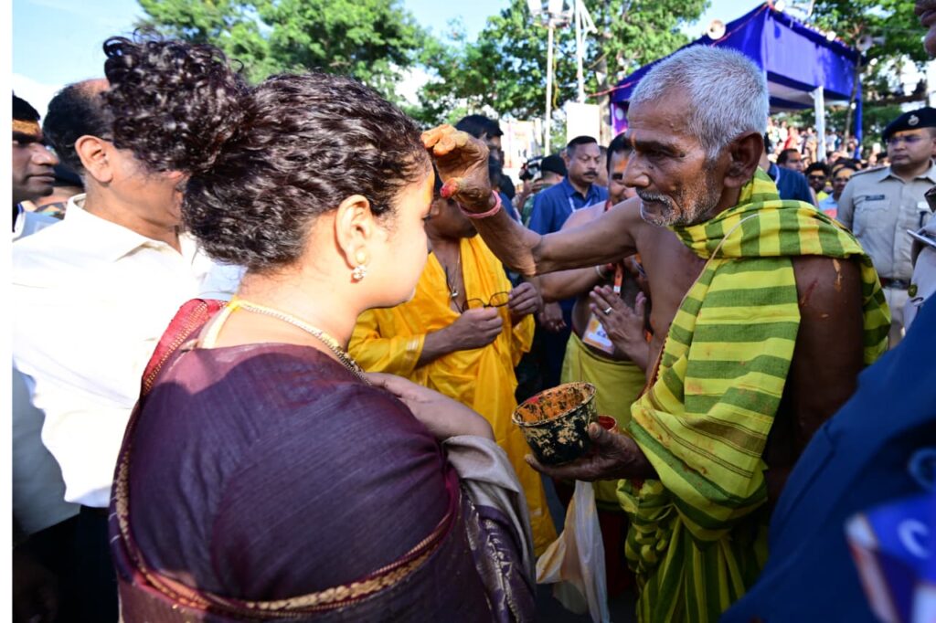 Rath Yatra : ऐतिहासिक जगन्नाथपुर रथयात्रा महोत्सव में मुख्यमंत्री हेमन्त सोरेन और राज्यपाल संतोष कुमार गंगवार हुए शामिल, खींची रथ की रस्सी 7 Rath Yatra : ऐतिहासिक जगन्नाथपुर रथयात्रा महोत्सव में मुख्यमंत्री हेमन्त सोरेन और राज्यपाल संतोष कुमार गंगवार हुए शामिल, खींची रथ की रस्सी 7