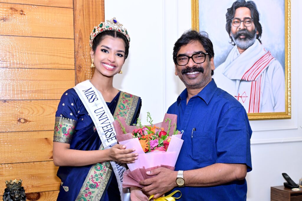 मुख्यमंत्री हेमन्त सोरेन से मिलीं Miss Universe Jharkhand 2026 विजेता दीपाली रिया, बोले- आपकी सफलता पूरे राज्य के लिए प्रेरणा 1 मुख्यमंत्री हेमन्त सोरेन से मिलीं Miss Universe Jharkhand 2026 विजेता दीपाली रिया, बोले- आपकी सफलता पूरे राज्य के लिए प्रेरणा 1