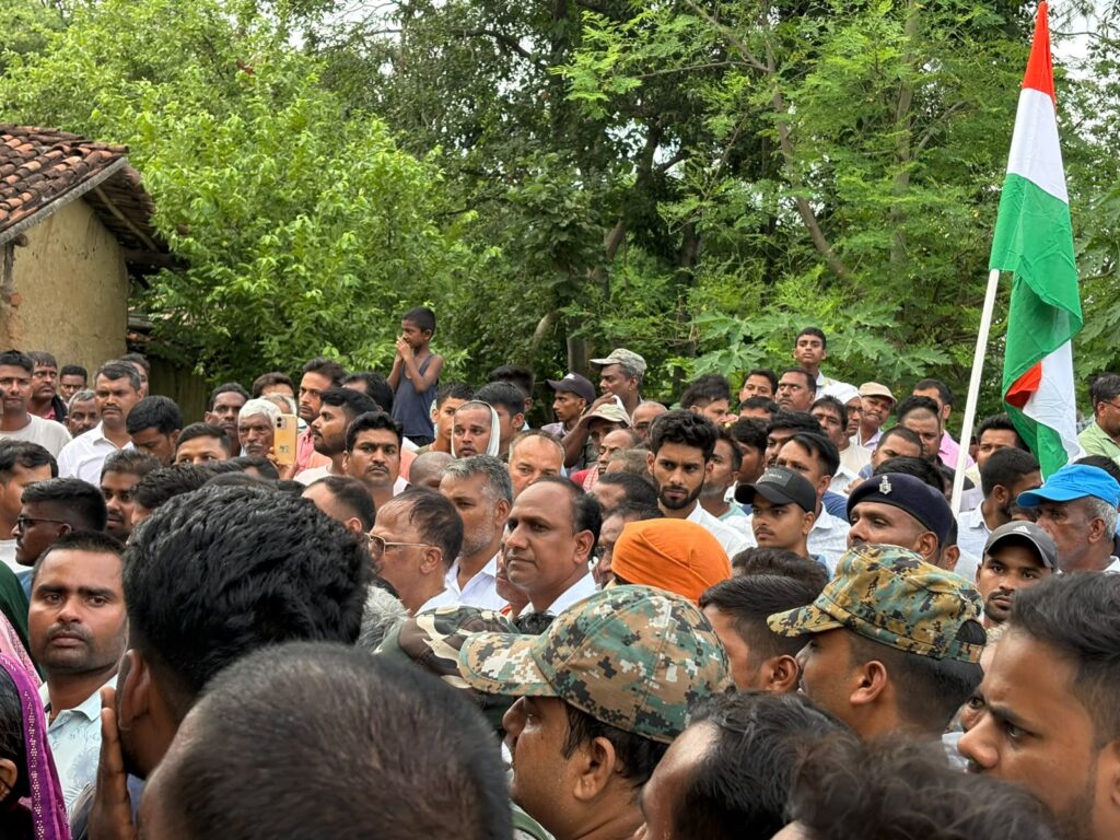 Koderma News : कोडरमा के वीर सपूत नरेश कुमार शहीद: सड़क हादसे में घायल पुलिस जवान ने तोड़ा दम, राजकीय सम्मान के साथ अंतिम विदाई 2 Koderma News : कोडरमा के वीर सपूत नरेश कुमार शहीद: सड़क हादसे में घायल पुलिस जवान ने तोड़ा दम, राजकीय सम्मान के साथ अंतिम विदाई 2