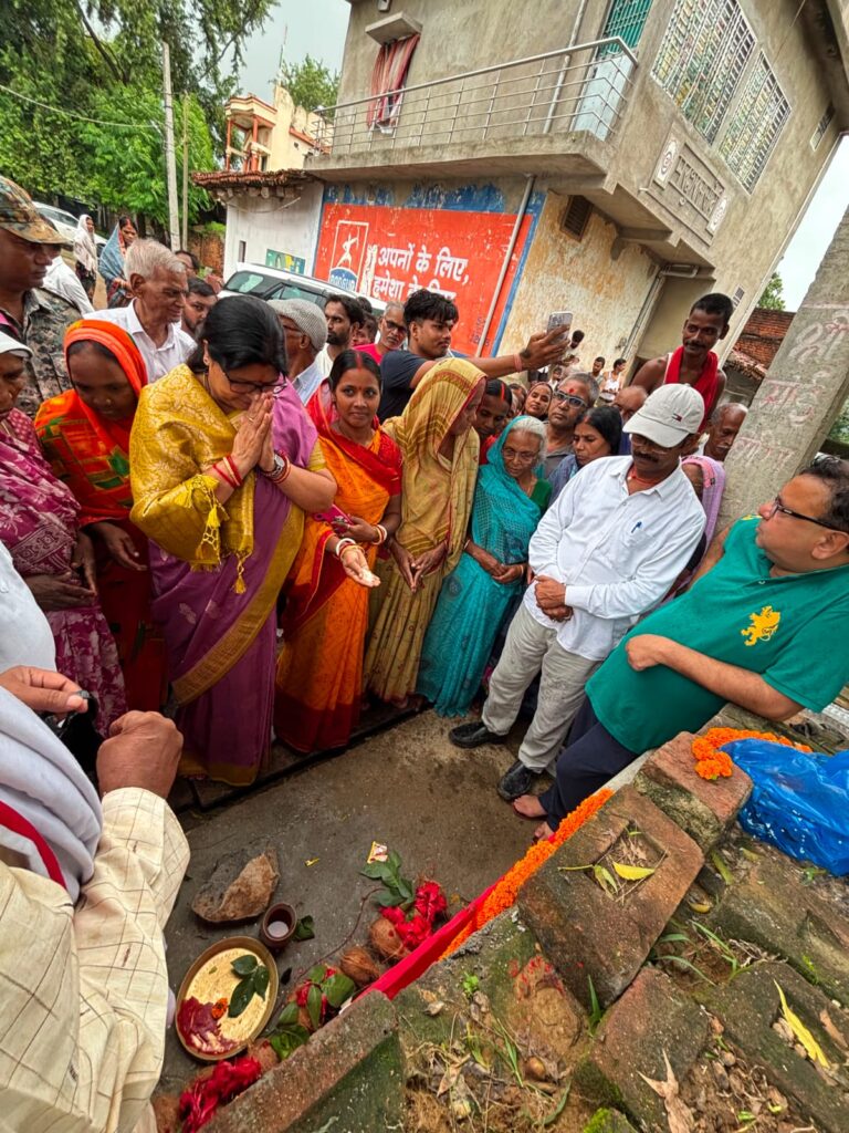 Koderma News : सड़क निर्माण कार्य का विधायक डॉ. नीरा यादव ने किया शिलान्यास, ग्रामीण विकास को मिलेगी नई रफ्तार 1