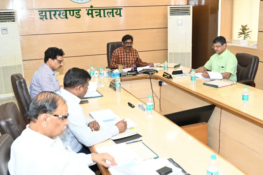Jharkhand News : ऊर्जा विभाग की उच्चस्तरीय समीक्षा बैठक, मुख्यमंत्री हेमन्त सोरेन ने दिए बड़े निर्देश, झारखंड में 24 घंटे बिजली, 200 यूनिट मुफ्त बिजली, स्मार्ट ग्रिड और सोलर परियोजनाओं को मिलेगी नई रफ्तार 4