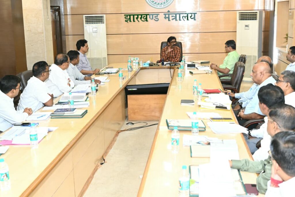 Jharkhand News : ऊर्जा विभाग की उच्चस्तरीय समीक्षा बैठक, मुख्यमंत्री हेमन्त सोरेन ने दिए बड़े निर्देश, झारखंड में 24 घंटे बिजली, 200 यूनिट मुफ्त बिजली, स्मार्ट ग्रिड और सोलर परियोजनाओं को मिलेगी नई रफ्तार 3