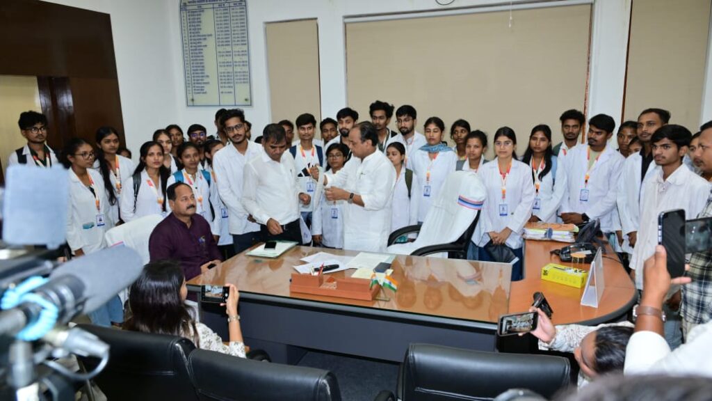Jharkhand News : रांची में स्वास्थ्य मंत्री डॉ. इरफान अंसारी ने पैरामेडिकल छात्रों की सुनीं समस्याएं, पैरामेडिकल छात्रों की समस्याओं पर तत्काल कार्रवाई के निर्देश 1 Jharkhand News : रांची में स्वास्थ्य मंत्री डॉ. इरफान अंसारी ने पैरामेडिकल छात्रों की सुनीं समस्याएं, पैरामेडिकल छात्रों की समस्याओं पर तत्काल कार्रवाई के निर्देश 1
