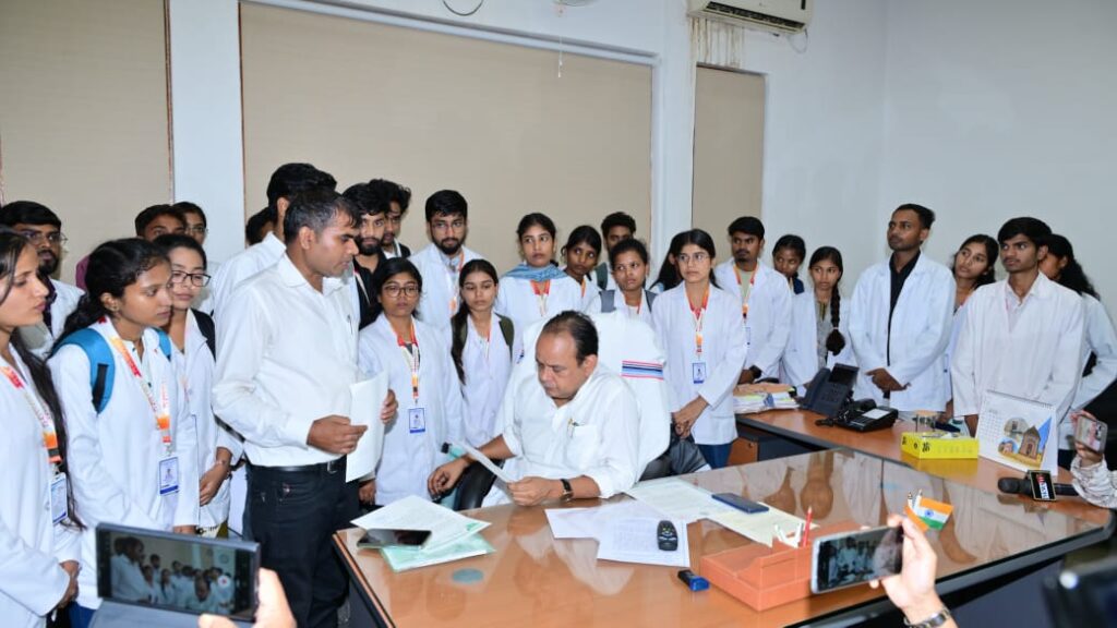 Jharkhand News : रांची में स्वास्थ्य मंत्री डॉ. इरफान अंसारी ने पैरामेडिकल छात्रों की सुनीं समस्याएं, पैरामेडिकल छात्रों की समस्याओं पर तत्काल कार्रवाई के निर्देश 3 Jharkhand News : रांची में स्वास्थ्य मंत्री डॉ. इरफान अंसारी ने पैरामेडिकल छात्रों की सुनीं समस्याएं, पैरामेडिकल छात्रों की समस्याओं पर तत्काल कार्रवाई के निर्देश 3