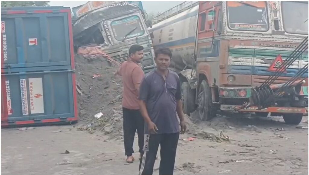 Koderma Valley road accident : नौवां माइल पर आधा दर्जन वाहन आपस में टकराए, पूरी रात लगा रहा जाम 1 Koderma Valley road accident : नौवां माइल पर आधा दर्जन वाहन आपस में टकराए, पूरी रात लगा रहा जाम 1