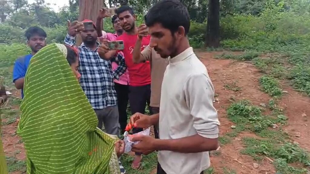 Instagram Love Marriage: इंस्टाग्राम पर हुई दोस्ती, प्यार में बदली… दो बच्चों की मां ने प्रेमी संग मंदिर में रचाई शादी, कोडरमा में चर्चा 1 Instagram Love Marriage: इंस्टाग्राम पर हुई दोस्ती, प्यार में बदली… दो बच्चों की मां ने प्रेमी संग मंदिर में रचाई शादी, कोडरमा में चर्चा 1