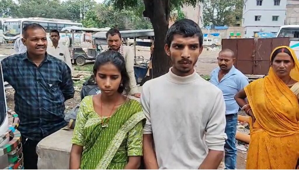 Instagram Love Marriage: इंस्टाग्राम पर हुई दोस्ती, प्यार में बदली… दो बच्चों की मां ने प्रेमी संग मंदिर में रचाई शादी, कोडरमा में चर्चा 2 Instagram Love Marriage: इंस्टाग्राम पर हुई दोस्ती, प्यार में बदली… दो बच्चों की मां ने प्रेमी संग मंदिर में रचाई शादी, कोडरमा में चर्चा 2