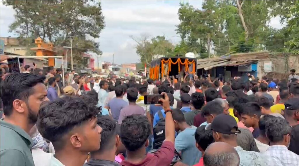 Koderma News : कोडरमा के वीर सपूत नरेश कुमार शहीद: सड़क हादसे में घायल पुलिस जवान ने तोड़ा दम, राजकीय सम्मान के साथ अंतिम विदाई 1 Koderma News : कोडरमा के वीर सपूत नरेश कुमार शहीद: सड़क हादसे में घायल पुलिस जवान ने तोड़ा दम, राजकीय सम्मान के साथ अंतिम विदाई 1