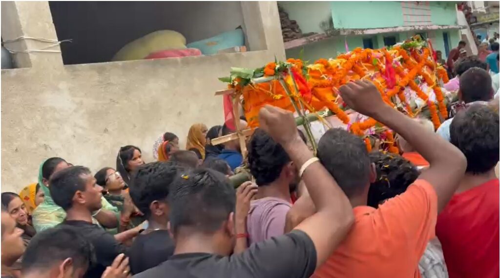 Koderma News : कोडरमा के वीर सपूत नरेश कुमार शहीद: सड़क हादसे में घायल पुलिस जवान ने तोड़ा दम, राजकीय सम्मान के साथ अंतिम विदाई 3 Koderma News : कोडरमा के वीर सपूत नरेश कुमार शहीद: सड़क हादसे में घायल पुलिस जवान ने तोड़ा दम, राजकीय सम्मान के साथ अंतिम विदाई 3
