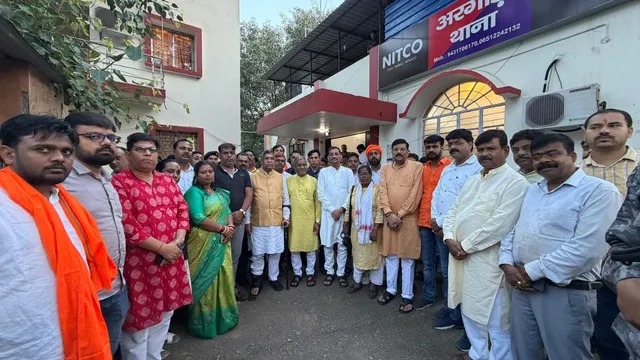Jharkhand News : झारखंड में भाजपा-कांग्रेस टकराव ने बढ़ाया सियासी तापमान, आदित्य साहू और केशव महतो समेत 100 नेताओं पर एफआईआर दर्ज 1 Jharkhand News : झारखंड में भाजपा-कांग्रेस टकराव ने बढ़ाया सियासी तापमान, आदित्य साहू और केशव महतो समेत 100 नेताओं पर एफआईआर दर्ज 1