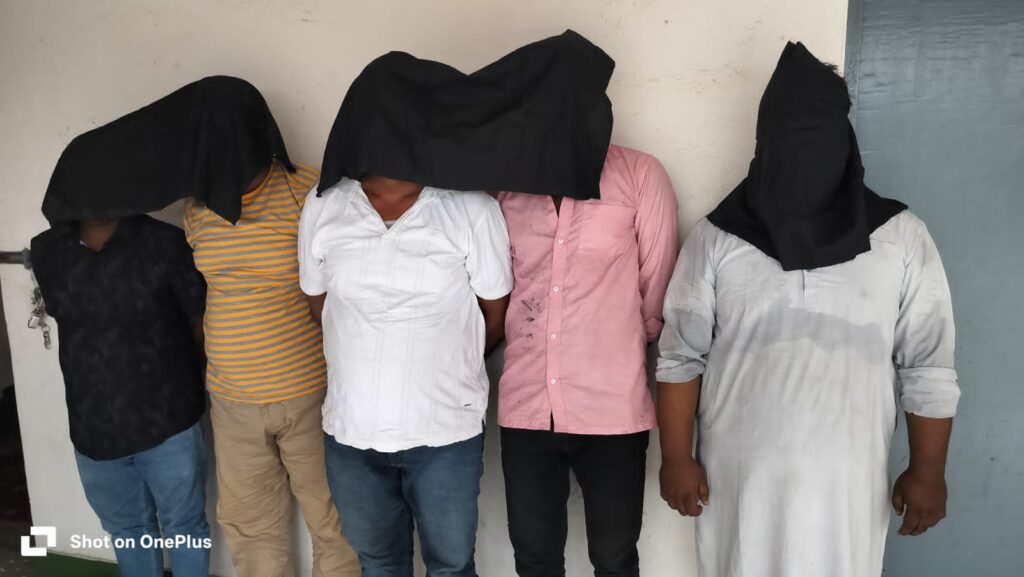 Koderma News: होटल में चल रहा था कथित सेक्स रैकेट, पुलिस ने मारी दबिश, मैनेजर समेत 5 गिरफ्तार, 3 पीड़िताओं को कराया गया मुक्त 1 Koderma News: होटल में चल रहा था कथित सेक्स रैकेट, पुलिस ने मारी दबिश, मैनेजर समेत 5 गिरफ्तार, 3 पीड़िताओं को कराया गया मुक्त 1