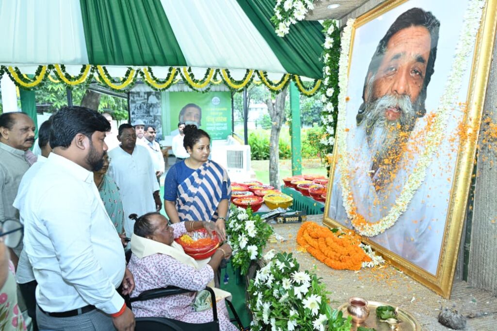 Jharkhand News : मुख्यमंत्री हेमन्त सोरेन ने पद्म भूषण से सम्मानित एवं दिशोम गुरु शिबू सोरेन की प्रथम पुण्यतिथि पर दी भावभीनी श्रद्धांजलि, संघर्ष और विचारों को बताया अमर 3 Jharkhand News : मुख्यमंत्री हेमन्त सोरेन ने पद्म भूषण से सम्मानित एवं दिशोम गुरु शिबू सोरेन की प्रथम पुण्यतिथि पर दी भावभीनी श्रद्धांजलि, संघर्ष और विचारों को बताया अमर 3