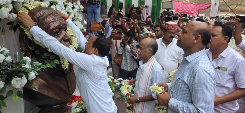 Jharkhand News : मुख्यमंत्री के विधानसभा क्षेत्र बरहेट में दिशोम गुरु शिबू सोरेन की आदमकद प्रतिमा का भव्य अनावरण, श्रद्धांजलि सभा में उमड़ा जनसैलाब 1