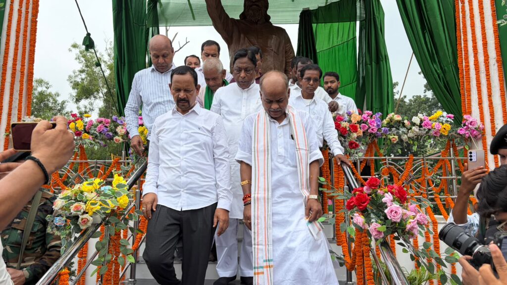 Jharkhand News : मुख्यमंत्री के विधानसभा क्षेत्र बरहेट में दिशोम गुरु शिबू सोरेन की आदमकद प्रतिमा का भव्य अनावरण, श्रद्धांजलि सभा में उमड़ा जनसैलाब 3